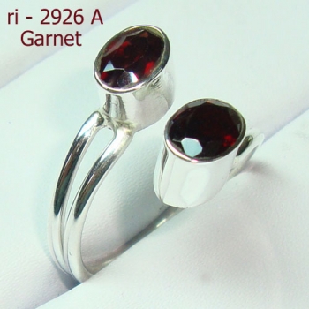 Light weight adjustable silver gemstone ring